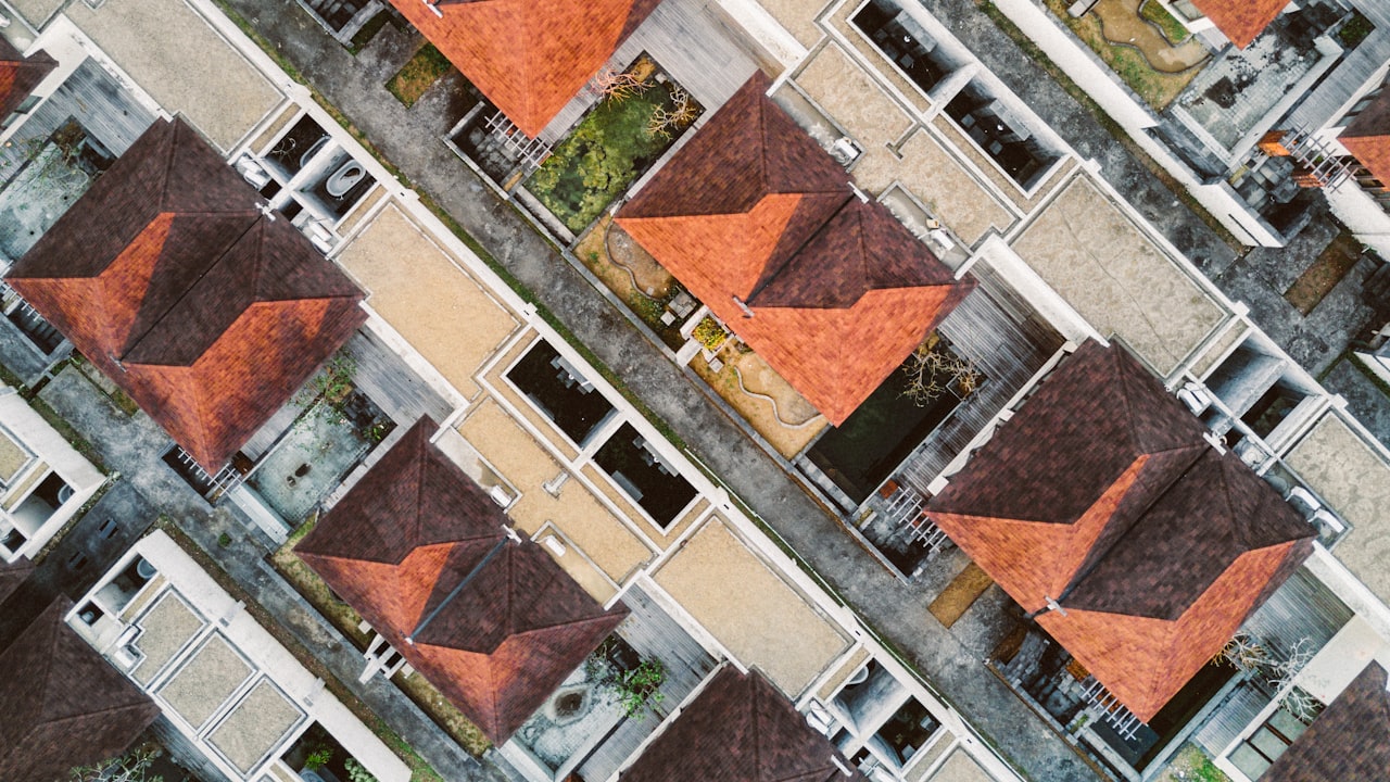 Inspekce střechy dronem vs. lešení — kdy co