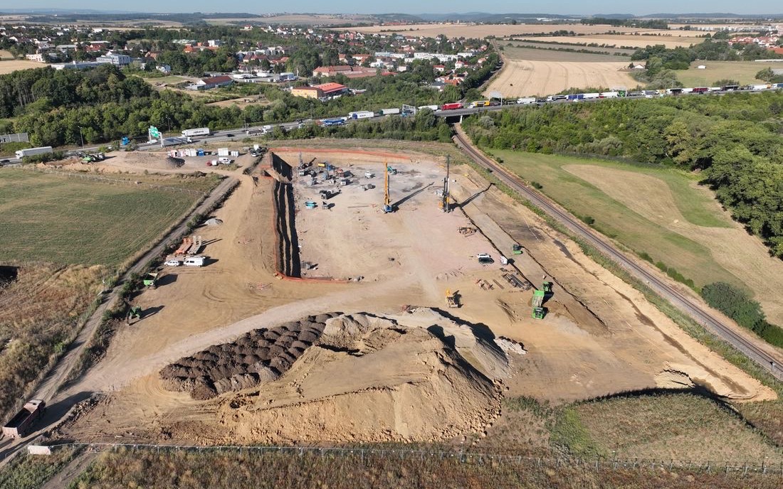 Letecký snímek staveniště haly se zemními pracemi — monitoring stavby dronem