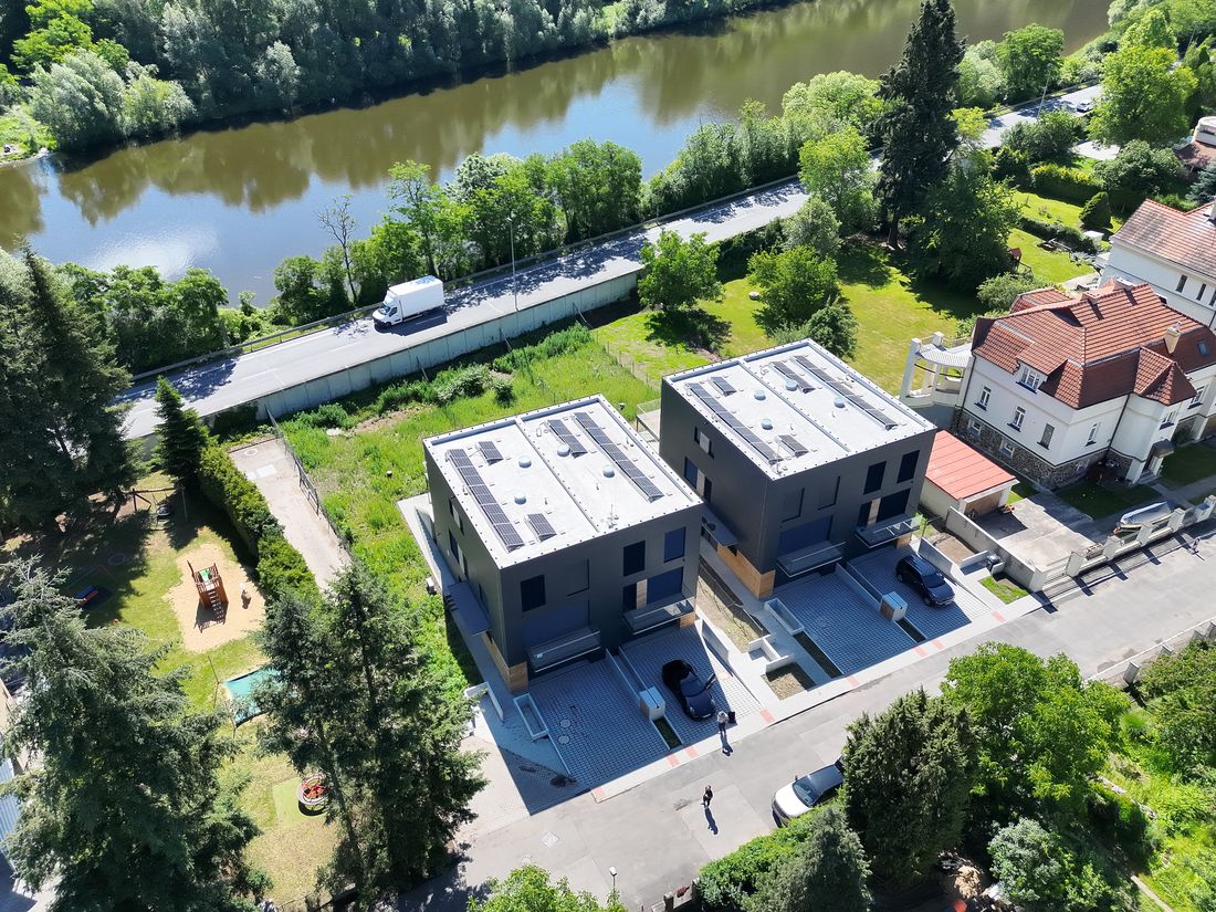 Inspekce plechové střechy rodinného domu v Praze-Zbraslavi z dronu