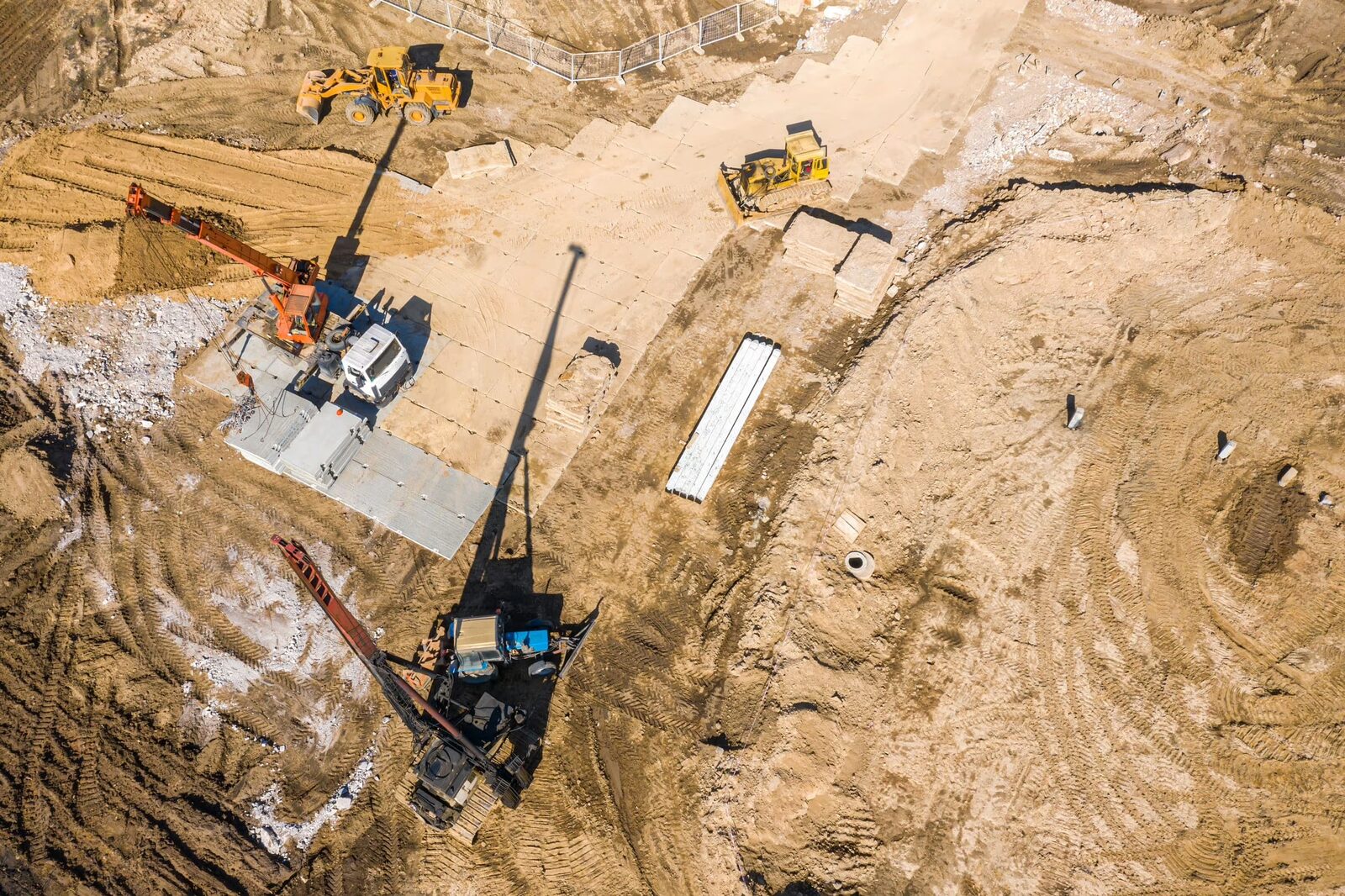 Hromady materiálu na stavbě z dronu