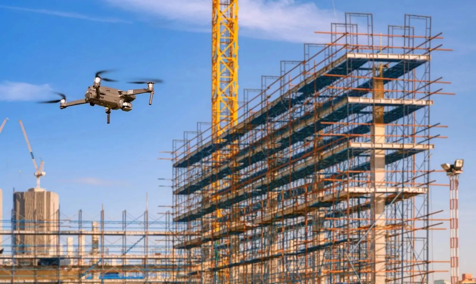 Dron při monitoringu stavby
